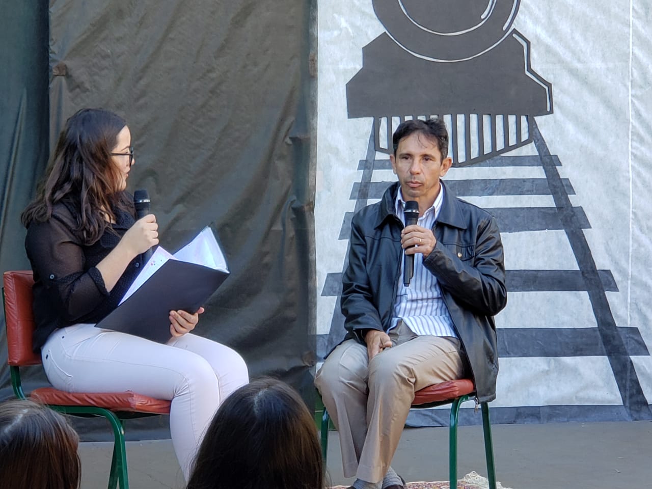 POESIA E ARTE VALORIZAM COMUNIDADE ESCOLAR E FACILITAM A APRENDIZAGEM