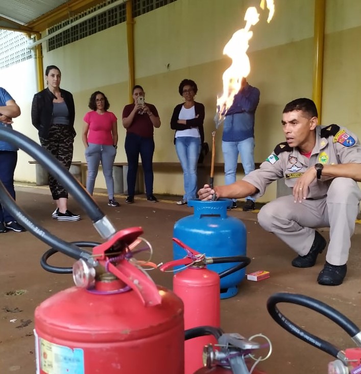 EDUCADORES APRENDEM SOBRE PRIMEIROS SOCORROS E COMBATE A INCÊNDIOS