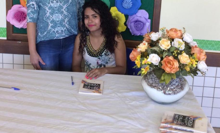 ESTUDANTE LANÇA LIVRO DE POESIAS EM CAFELÂNDIA ESTUDANTE LANÇA LIVRO DE POESIAS EM CAFELÂNDIA