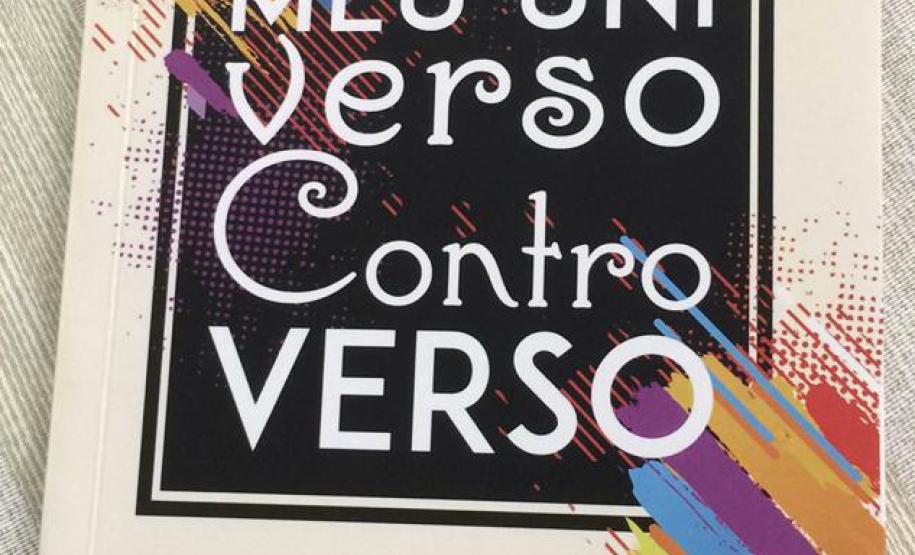 ESTUDANTE LANÇA LIVRO DE POESIAS EM CAFELÂNDIA ESTUDANTE LANÇA LIVRO DE POESIAS EM CAFELÂNDIA