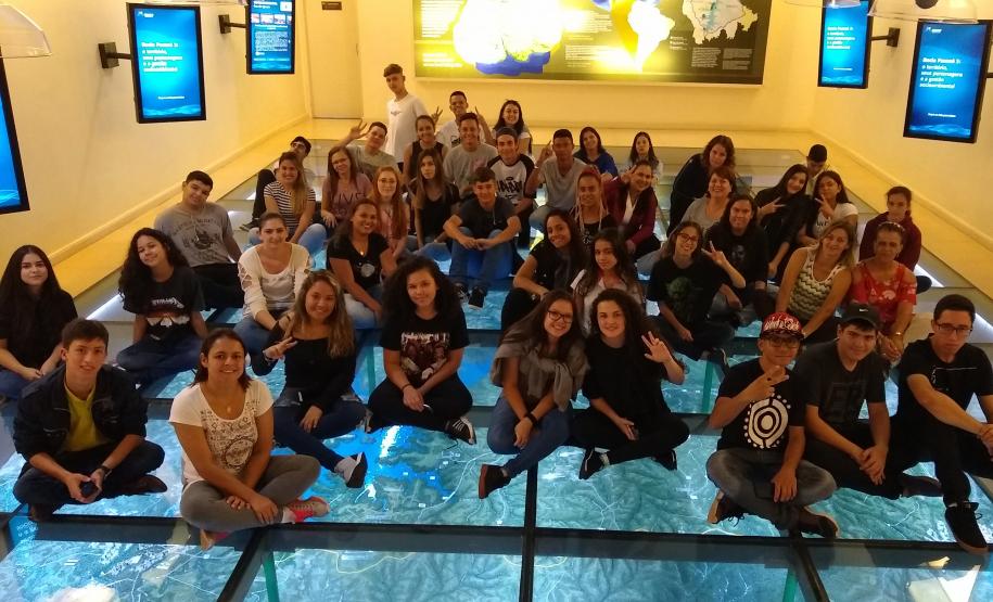 ESTUDANTES REALIZAM VISITA TÉCNICA À HIDRELÉTRICA DE ITAIPU ESTUDANTES REALIZAM VISITA TÉCNICA À HIDRELÉTRICA DE ITAIPU