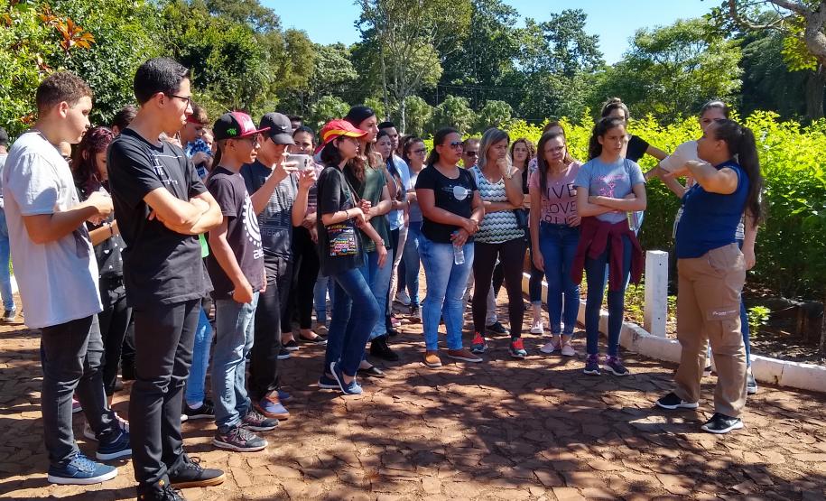 ESTUDANTES REALIZAM VISITA TÉCNICA À HIDRELÉTRICA DE ITAIPU ESTUDANTES REALIZAM VISITA TÉCNICA À HIDRELÉTRICA DE ITAIPU