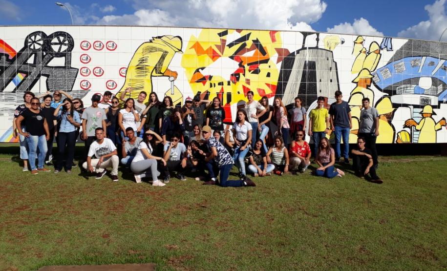 ESTUDANTES REALIZAM VISITA TÉCNICA À HIDRELÉTRICA DE ITAIPU ESTUDANTES REALIZAM VISITA TÉCNICA À HIDRELÉTRICA DE ITAIPU