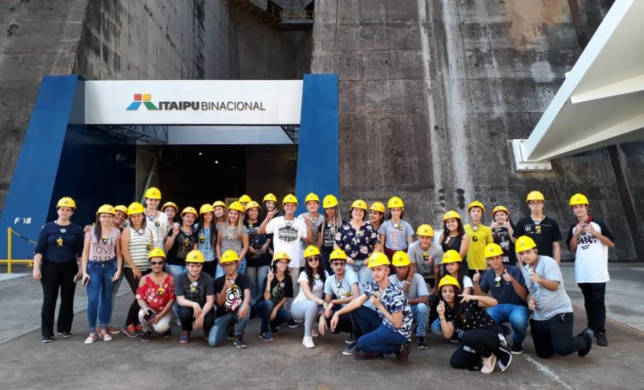 ESTUDANTES REALIZAM VISITA TÉCNICA À HIDRELÉTRICA DE ITAIPU ESTUDANTES REALIZAM VISITA TÉCNICA À HIDRELÉTRICA DE ITAIPU