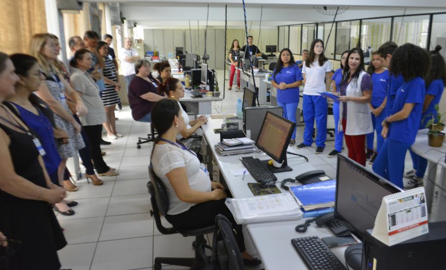 ESTUDANTES CANTAM E ENCANTAM NO NRE