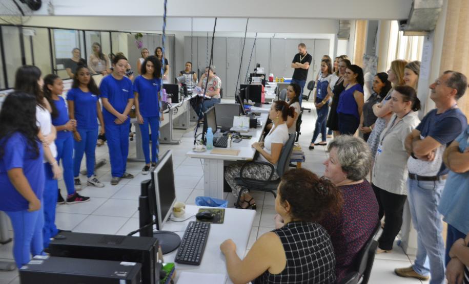 ESTUDANTES CANTAM E ENCANTAM NO NRE