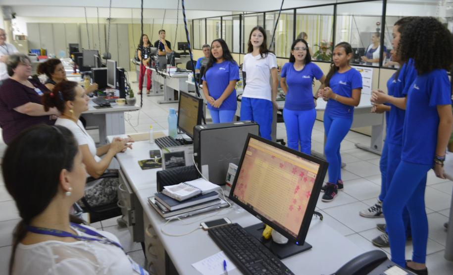 ESTUDANTES CANTAM E ENCANTAM NO NRE