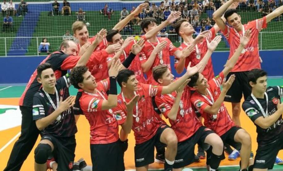 COLÉGIO PADRE CARMELO SE DESTACA NO VOLEIBOL MASCULINO A COLÉGIO PADRE CARMELO SE DESTACA NO VOLEIBOL MASCULINO A