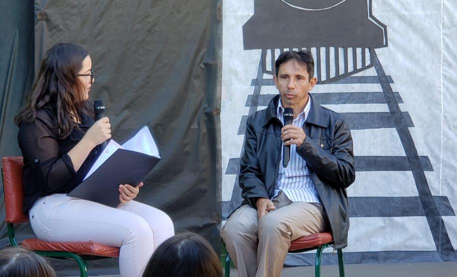 POESIA E ARTE VALORIZAM COMUNIDADE ESCOLAR E FACILITAM A APRENDIZAGEM POESIA E ARTE VALORIZAM COMUNIDADE ESCOLAR E FACILITAM A APRENDIZAGEM