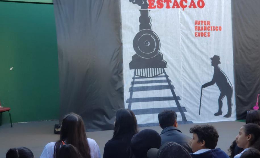 POESIA E ARTE VALORIZAM COMUNIDADE ESCOLAR E FACILITAM A APRENDIZAGEM POESIA E ARTE VALORIZAM COMUNIDADE ESCOLAR E FACILITAM A APRENDIZAGEM