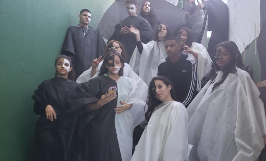 POESIA E ARTE VALORIZAM COMUNIDADE ESCOLAR E FACILITAM A APRENDIZAGEM POESIA E ARTE VALORIZAM COMUNIDADE ESCOLAR E FACILITAM A APRENDIZAGEM