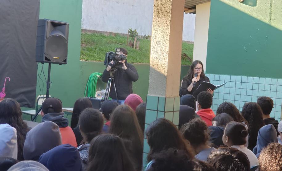 POESIA E ARTE VALORIZAM COMUNIDADE ESCOLAR E FACILITAM A APRENDIZAGEM POESIA E ARTE VALORIZAM COMUNIDADE ESCOLAR E FACILITAM A APRENDIZAGEM