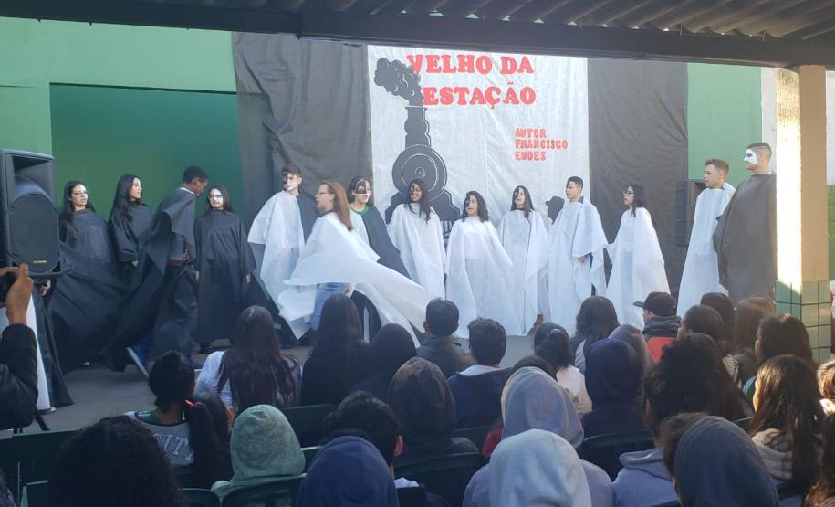 POESIA E ARTE VALORIZAM COMUNIDADE ESCOLAR E FACILITAM A APRENDIZAGEM POESIA E ARTE VALORIZAM COMUNIDADE ESCOLAR E FACILITAM A APRENDIZAGEM