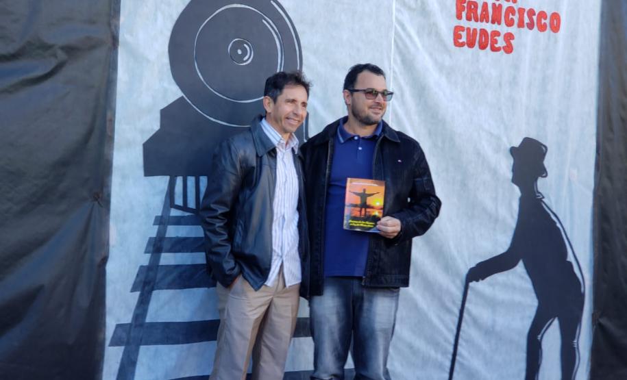 POESIA E ARTE VALORIZAM COMUNIDADE ESCOLAR E FACILITAM A APRENDIZAGEM POESIA E ARTE VALORIZAM COMUNIDADE ESCOLAR E FACILITAM A APRENDIZAGEM