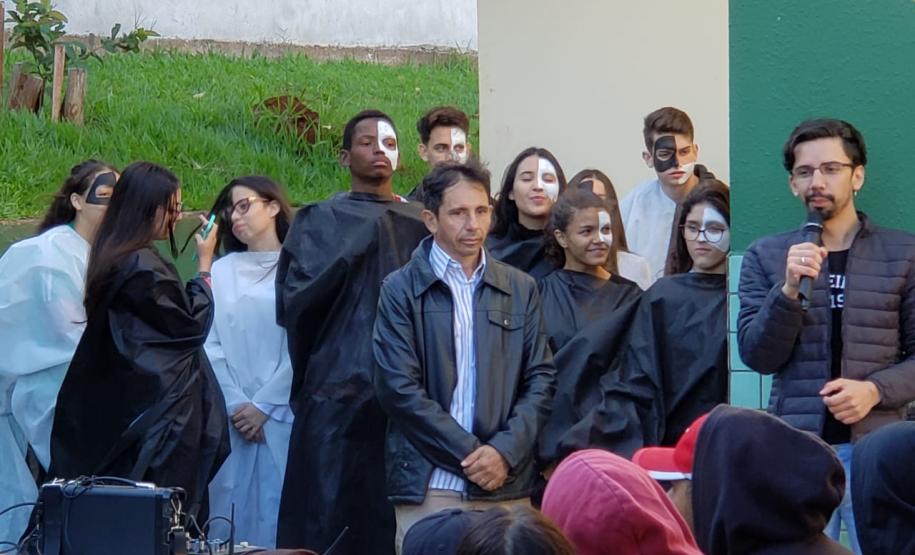 POESIA E ARTE VALORIZAM COMUNIDADE ESCOLAR E FACILITAM A APRENDIZAGEM POESIA E ARTE VALORIZAM COMUNIDADE ESCOLAR E FACILITAM A APRENDIZAGEM