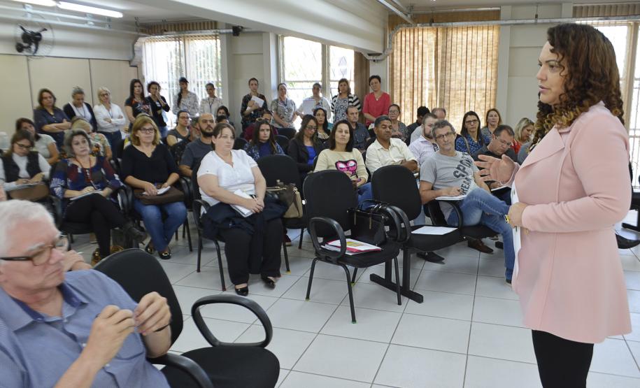 DIRETORES PARTICIPAM DE REUNIÃO NO NRE DIRETORES PARTICIPAM DE REUNIÃO NO NRE