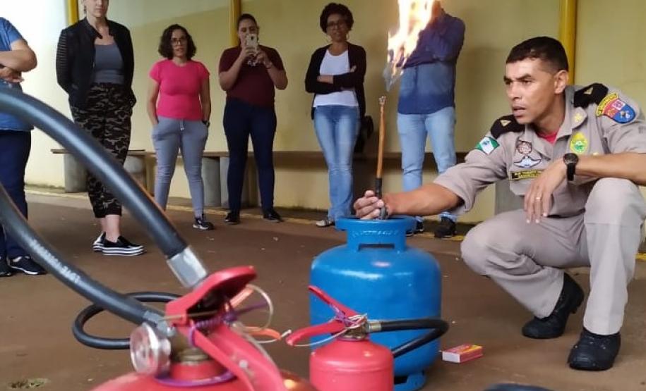 EDUCADORES APRENDEM SOBRE PRIMEIROS SOCORROS E COMBATE A INCÊNDIOS