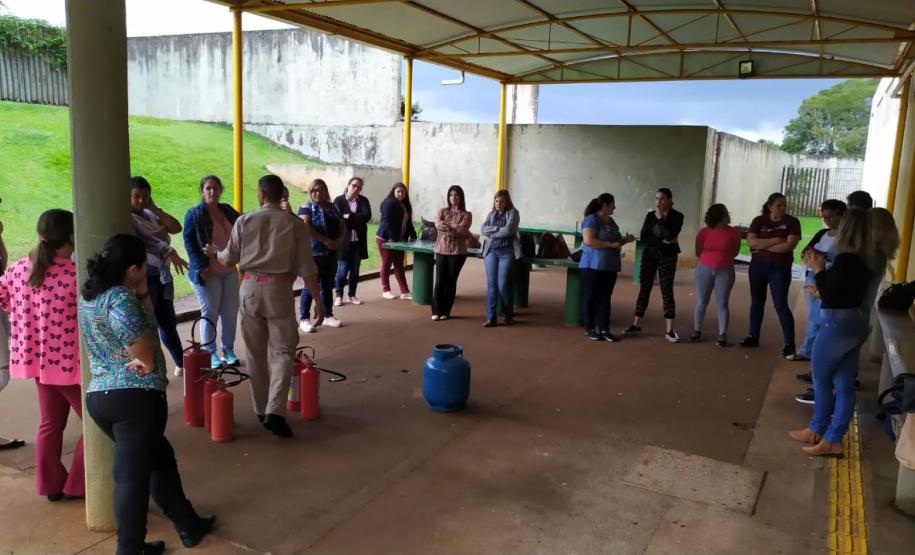 EDUCADORES APRENDEM SOBRE PRIMEIROS SOCORROS E COMBATE A INCÊNDIOS