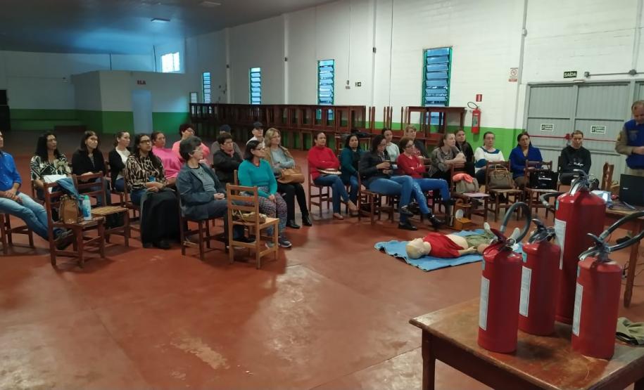 EDUCADORES APRENDEM SOBRE PRIMEIROS SOCORROS E COMBATE A INCÊNDIOS
