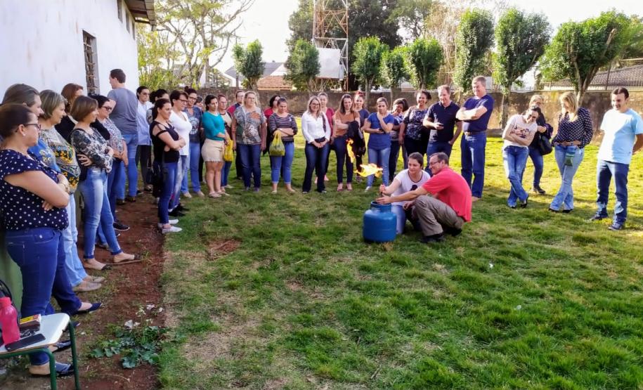 EDUCADORES DA REGIÃO PARTICIPAM DE FORMAÇÃO PARA BRIGADISTAS ESCOLARES EDUCADORES DA REGIÃO PARTICIPAM DE FORMAÇÃO PARA BRIGADISTAS ESCOLARES