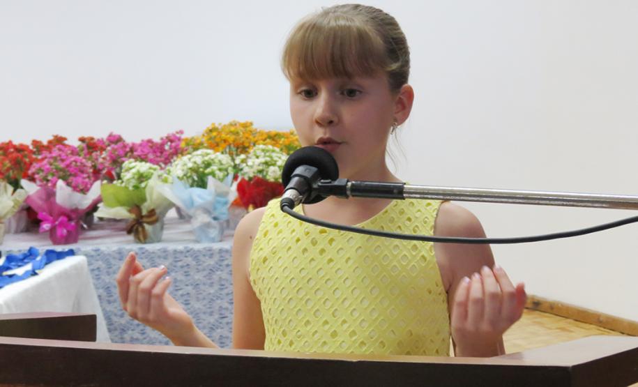 ESTUDANTES BRILHAM NO I CONCURSO DE ORATÓRIA DO NRE ESTUDANTES BRILHAM NO I CONCURSO DE ORATÓRIA DO NRE