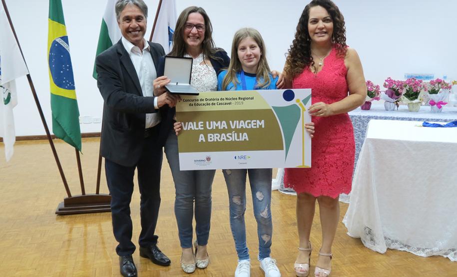 ESTUDANTES BRILHAM NO I CONCURSO DE ORATÓRIA DO NRE ESTUDANTES BRILHAM NO I CONCURSO DE ORATÓRIA DO NRE