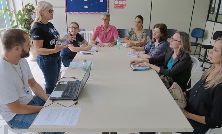 CURSOS TÉCNICOS GRATUITOS ESTÃO COM INSCRIÇÕES ABERTAS Reunião com diretores no NRE de Cascavel deu início ao processo de inscrição para os cursos.