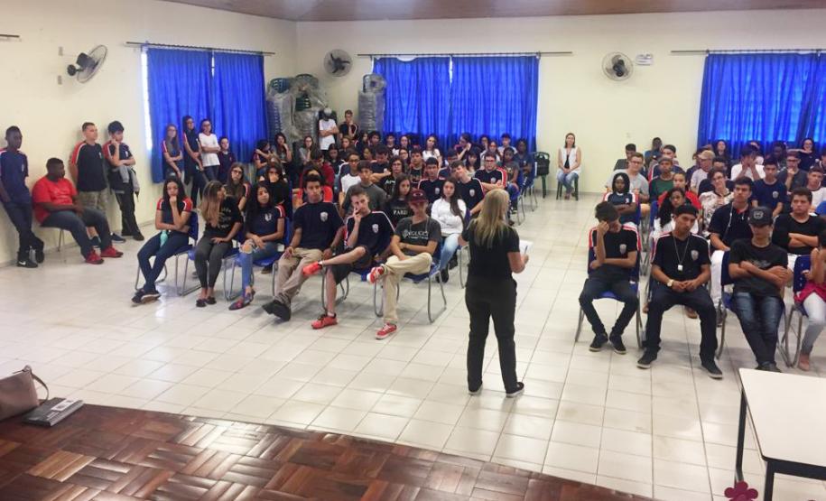 NRE APRESENTA CURSOS DO MEDIOTEC À COMUNIDADE ESCOLAR