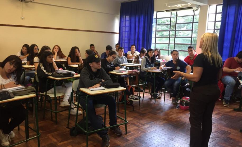 NRE APRESENTA CURSOS DO MEDIOTEC À COMUNIDADE ESCOLAR